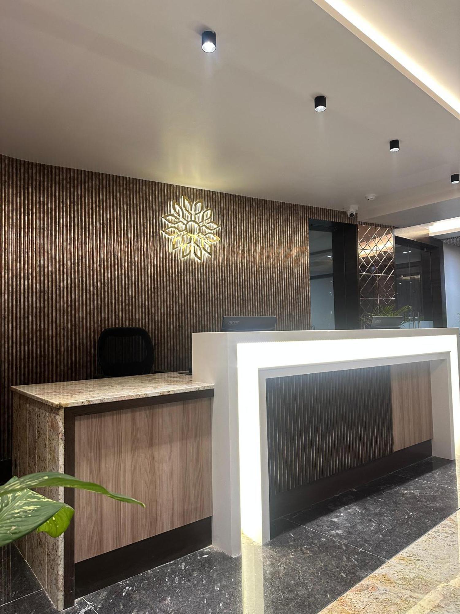 Hotel Sainik Grand Varanasi Exterior foto
