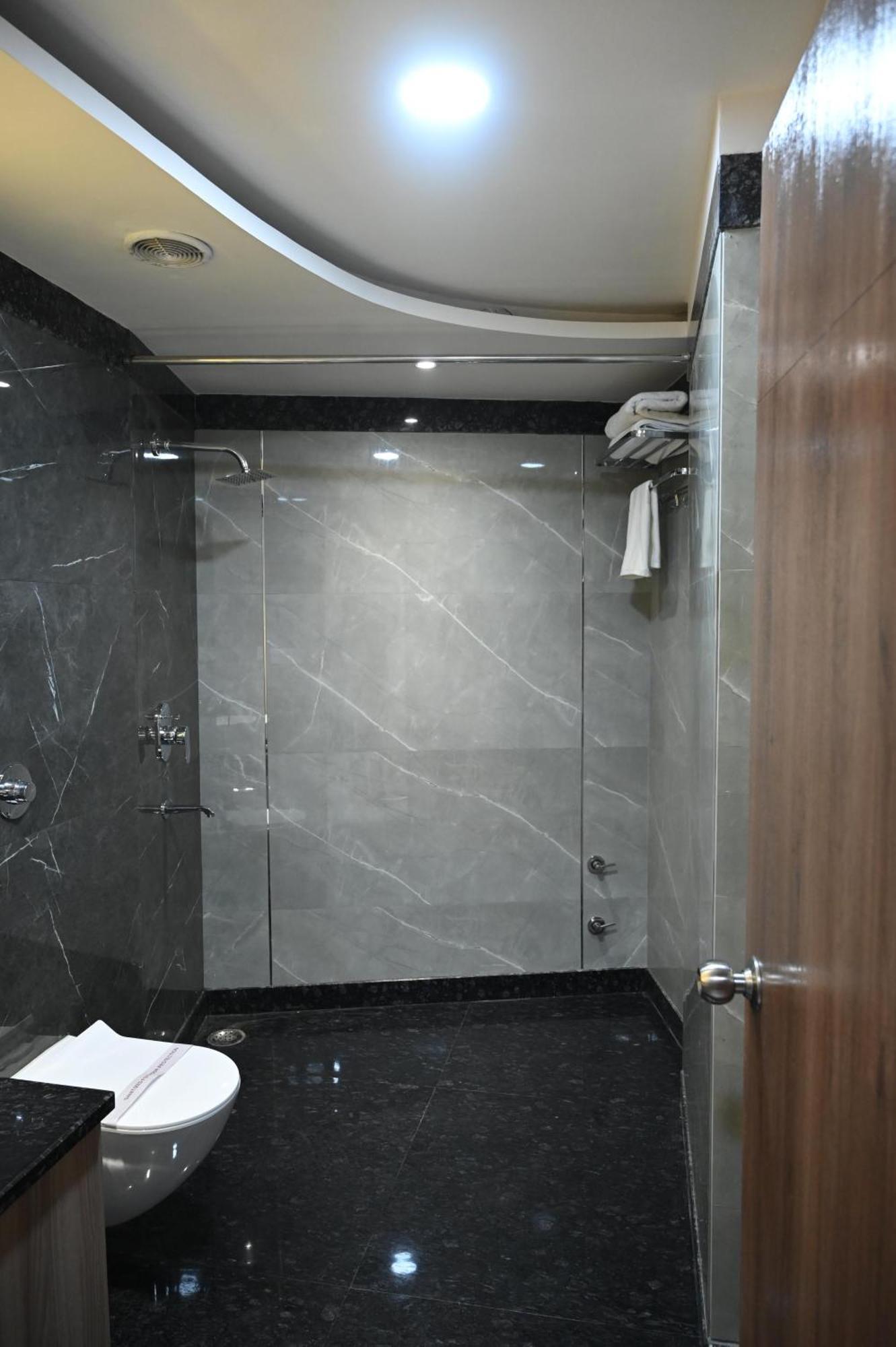 Hotel Sainik Grand Varanasi Exterior foto