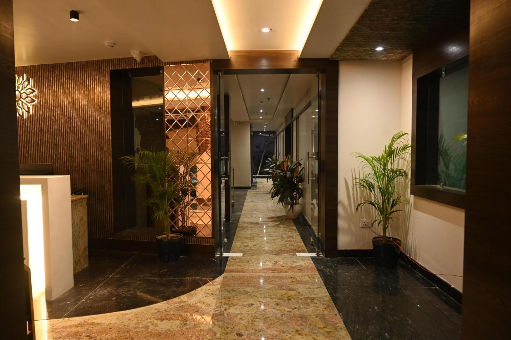 Hotel Sainik Grand Varanasi Exterior foto