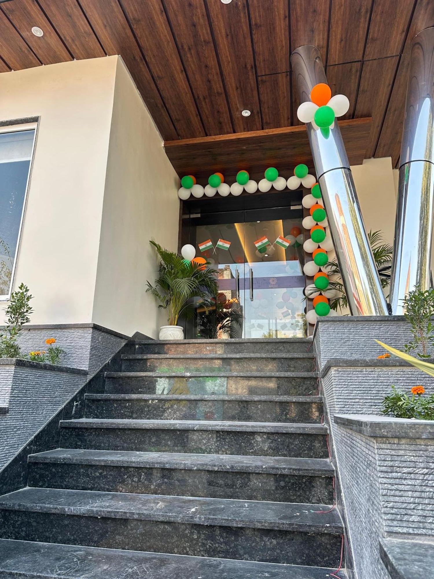 Hotel Sainik Grand Varanasi Exterior foto