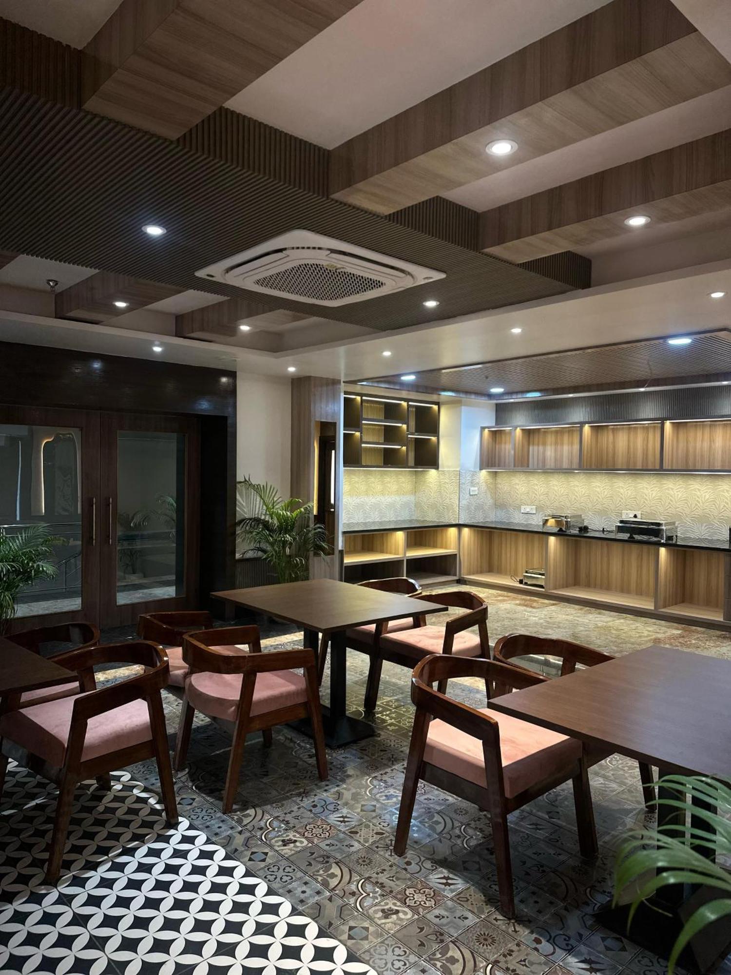 Hotel Sainik Grand Varanasi Exterior foto